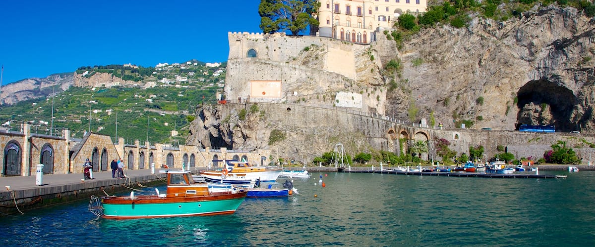 Maiori qui includes vues littorales, navigation et ville cĂŽtiĂšre
