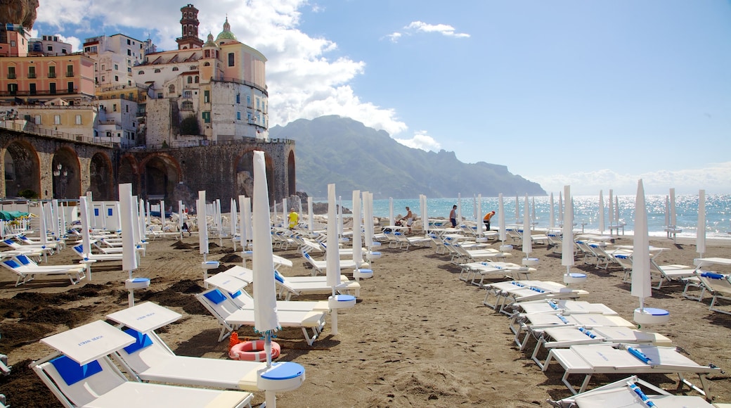 Atrani ofreciendo una ciudad costera, un hotel o resort de lujo y una playa