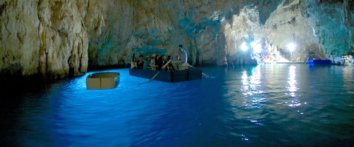 Grotta di Smeraldo mettant en vedette spéléo, vues intérieures et navigation