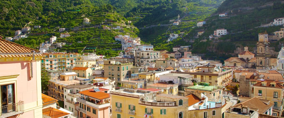Minori que incluye una ciudad y montañas