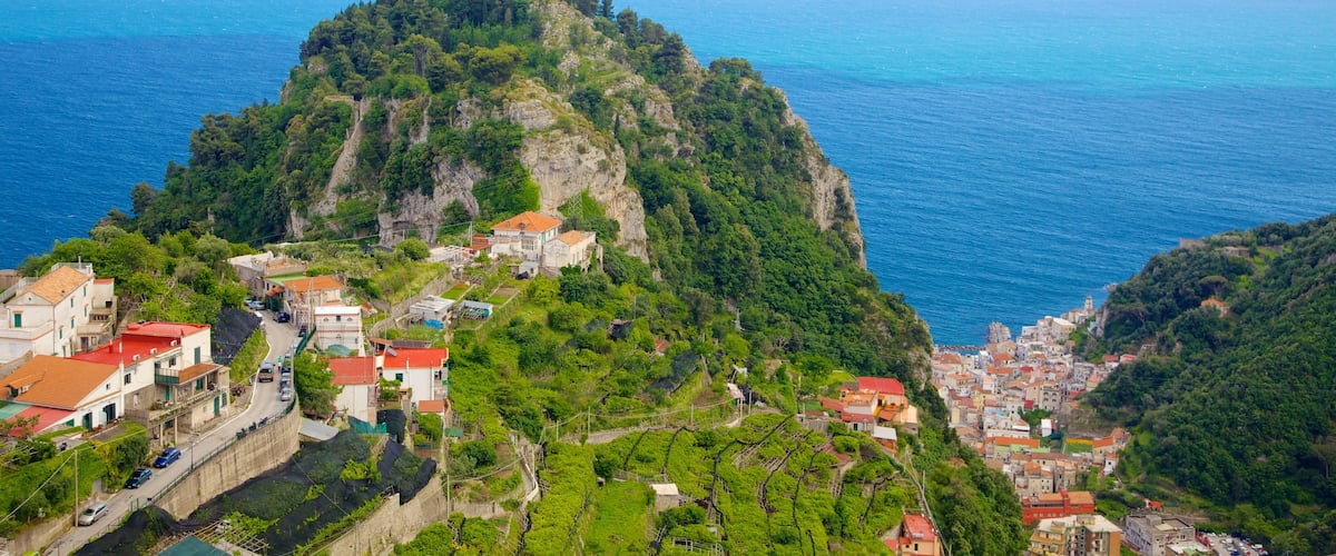 Pontone mostrando una ciudad costera, vistas generales de la costa y montañas