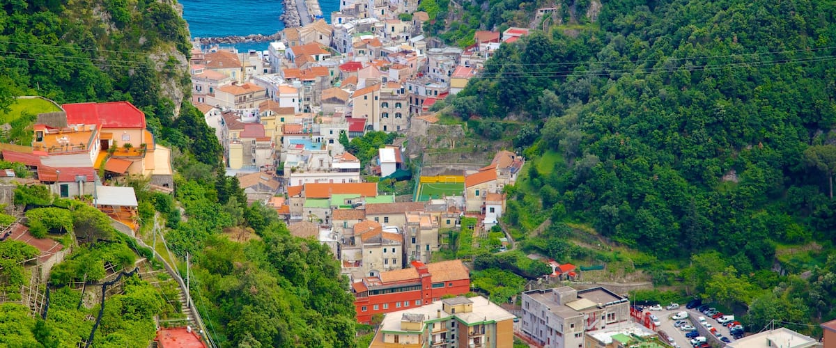 Pontone que incluye una localidad costera, una ciudad y vistas de una costa