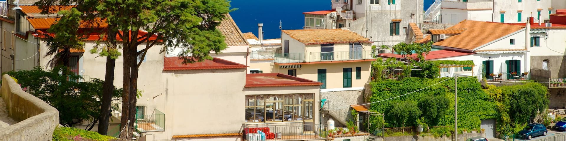 Pontone mit einem allgemeine Küstenansicht und Küstenort