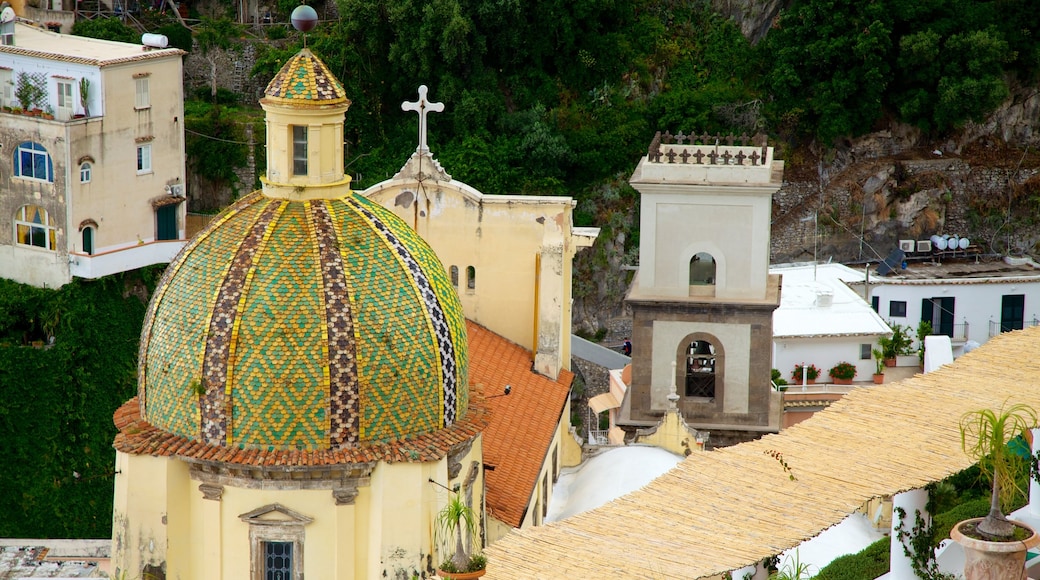 Iglesia de Santa María Assunta ofreciendo aspectos religiosos y una iglesia o catedral