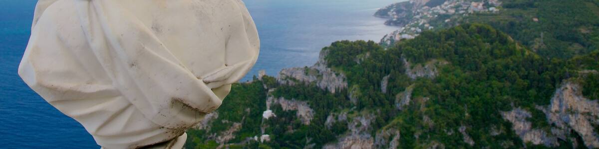 Amalfi-Küste welches beinhaltet Statue oder Skulptur und allgemeine Küstenansicht