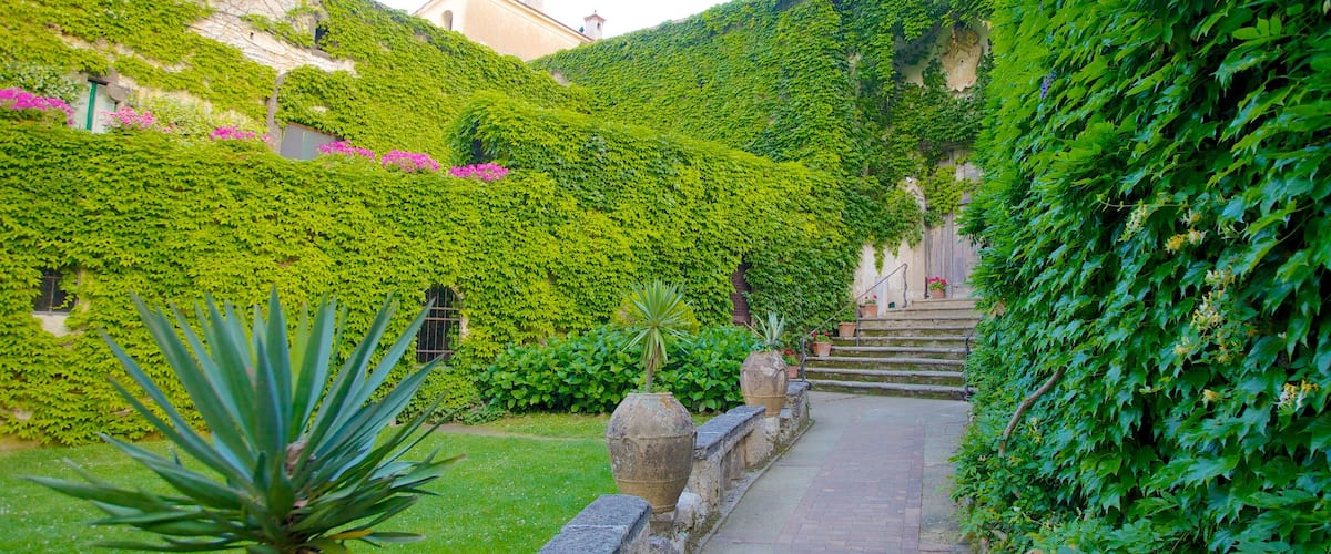Costa de Amalfi que incluye una ciudad y un jardín