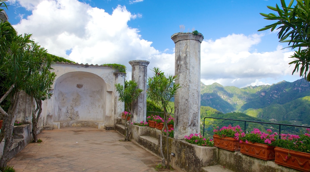 Villa Rufolo ofreciendo elementos patrimoniales y montañas