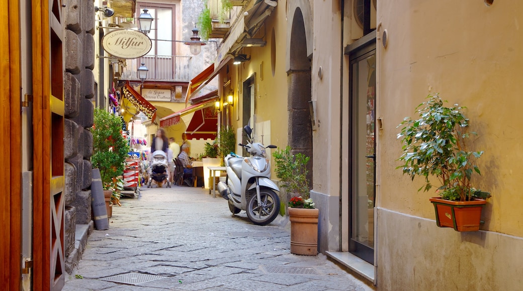 Sorrento-kysten som viser en by og gadeliv