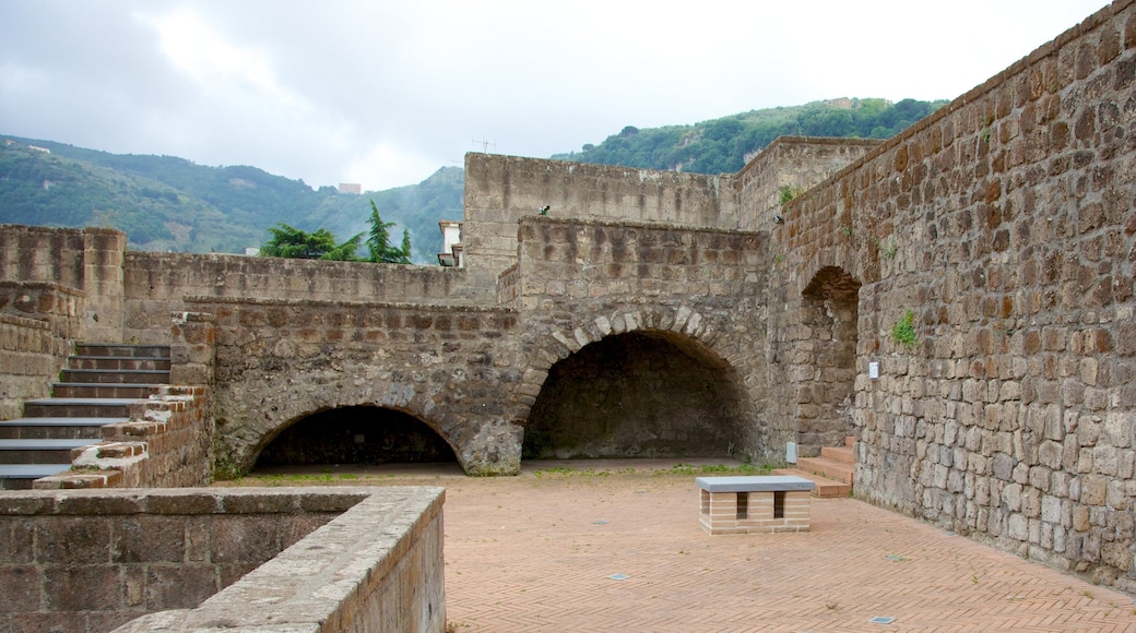 Sorrentokusten som inkluderar historisk arkitektur och historiska element