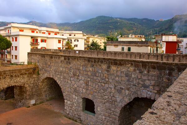 Sorrento Coast showing a city and heritage elements