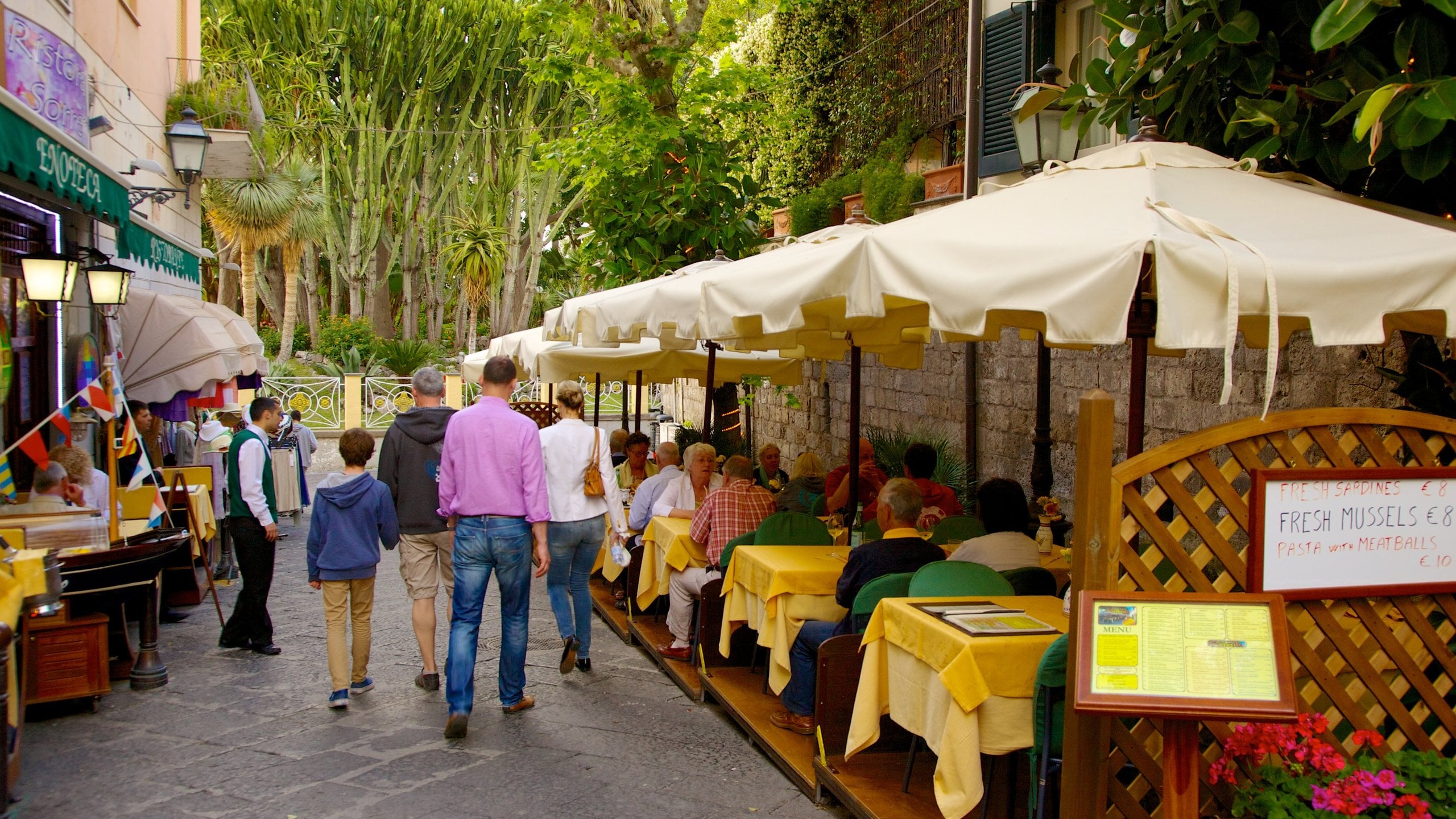Sorrento ofreciendo escenas urbanas y comer al aire libre y también un gran grupo de personas