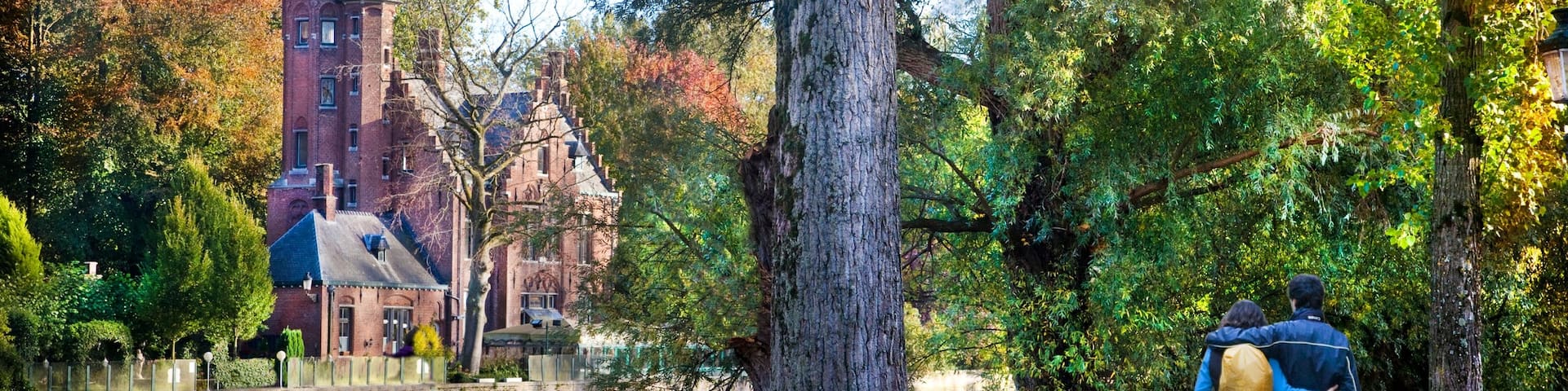 Minnewater welches beinhaltet Garten sowie Paar