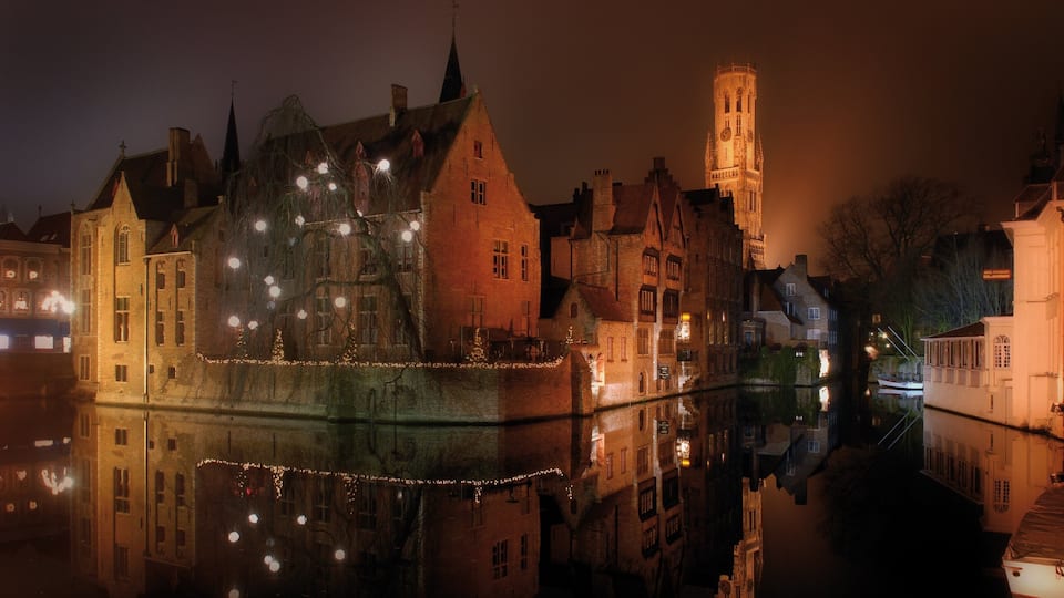 Bruges caratteristiche di paesaggio notturno, nebbia e foschia e piccola città o villaggio