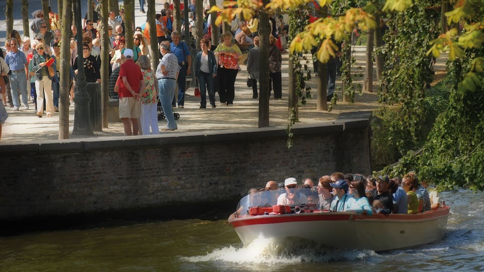 Bruges che include giro in barca e fiume o ruscello cosi come un grande gruppo di persone