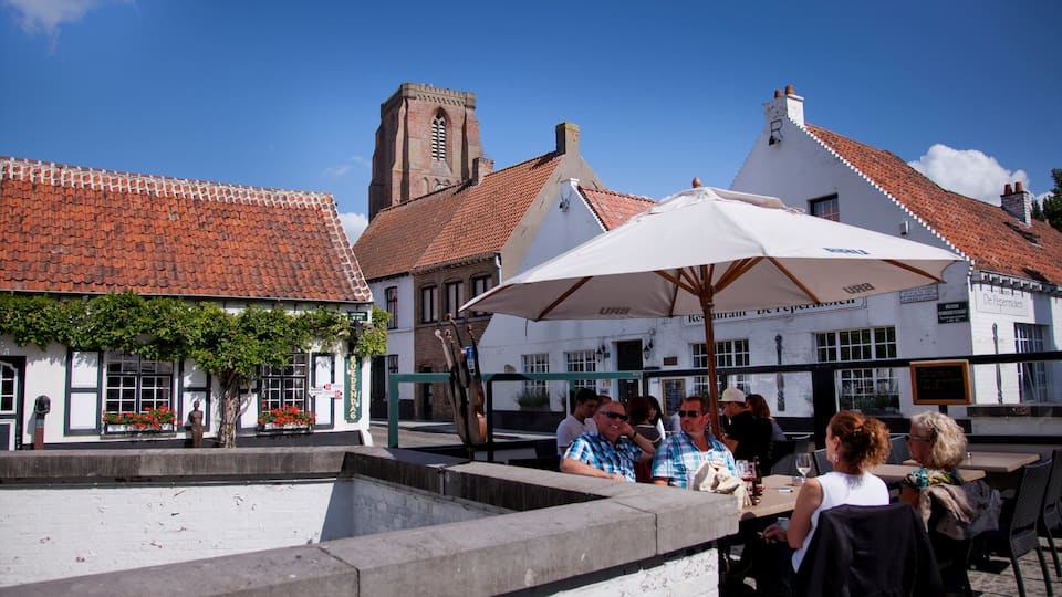 Bruges mettant en vedette scĂšnes de rue, petite ville ou village et sortie au restaurant
