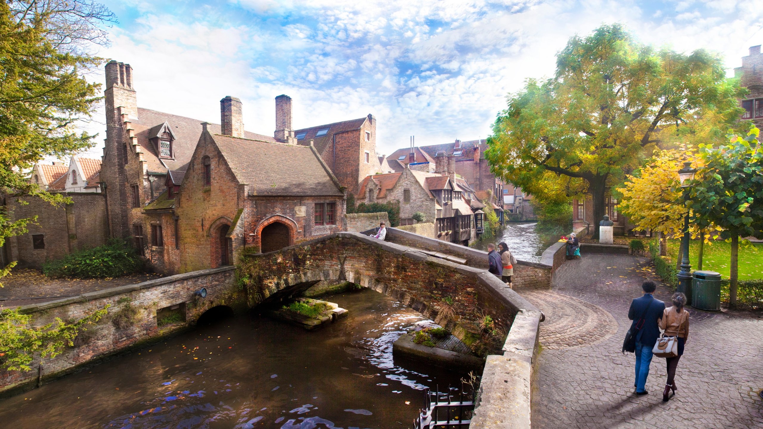 Brugge Bélgica, casa colorida na cidade velha de Brugge, jovem mulher livre  na cidade pelo velho