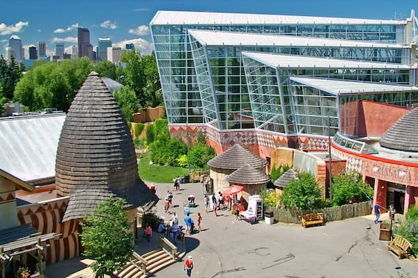 Calgary Zoo som inkluderar modern arkitektur, zoodjur och en stad