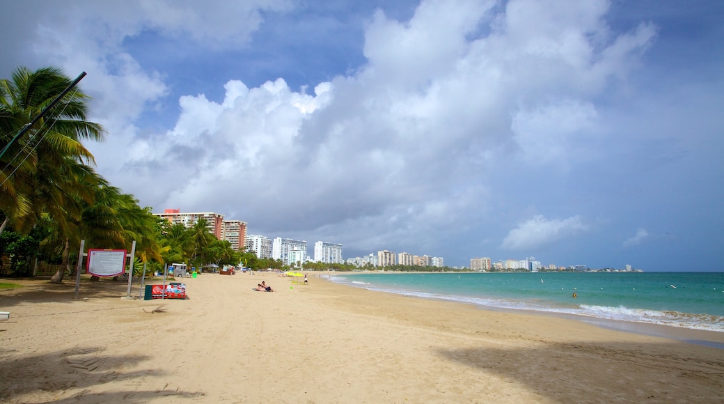 Isla Verde ofreciendo una playa de arena y escenas tropicales