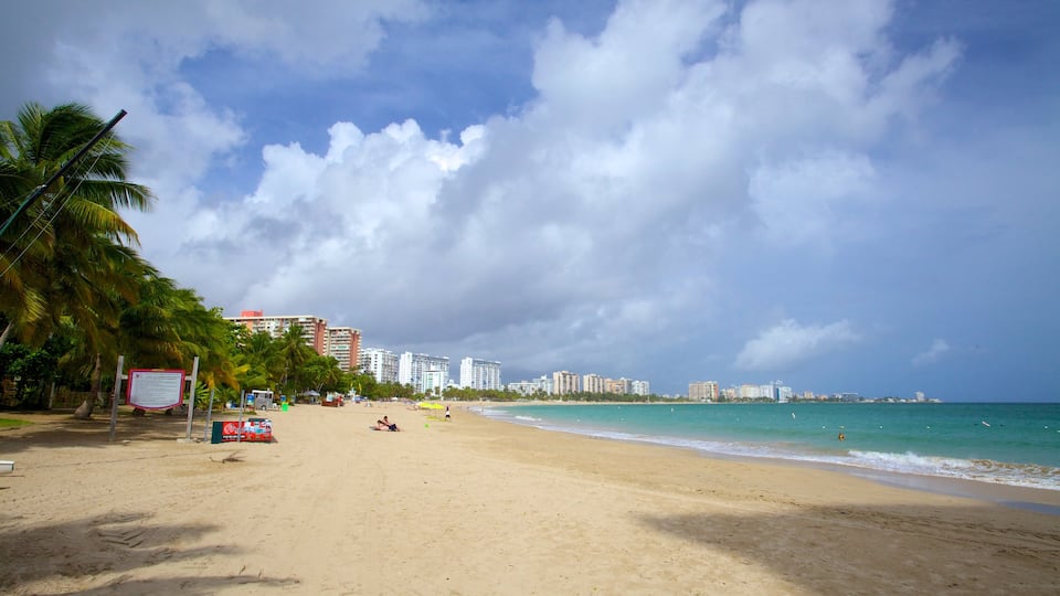 Isla Verde che include spiaggia sabbiosa e paesaggio tropicale