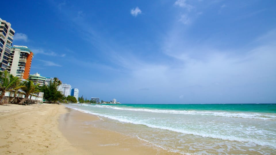 Isla Verde che include spiaggia sabbiosa e località costiera
