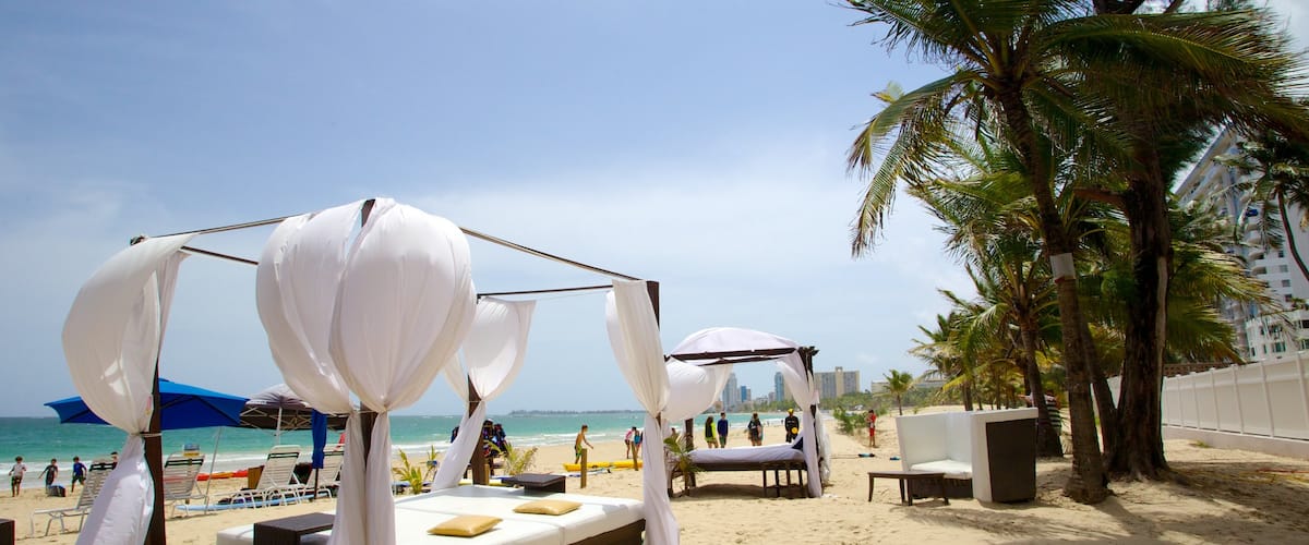 Isla Verde montrant hĂŽtel ou complexe de luxe, plage et scĂšnes tropicales