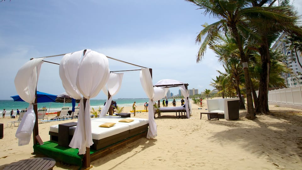 Isla Verde montrant hôtel ou complexe de luxe, scènes tropicales et plage