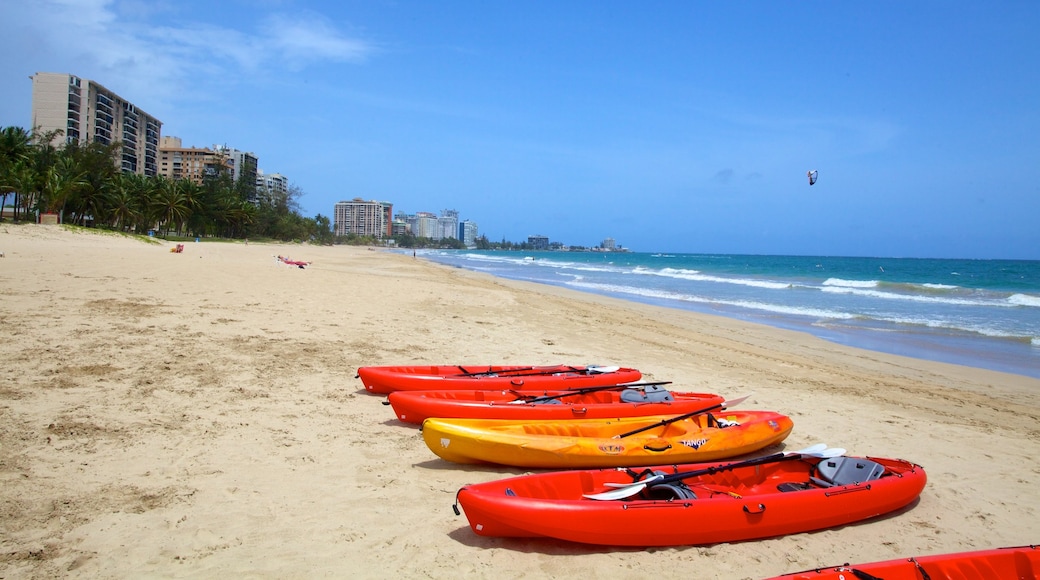 Isla Verde que incluye una playa de arena y piragüismo