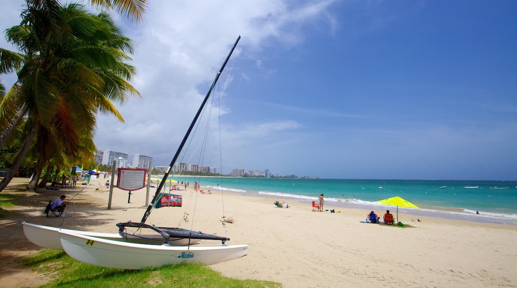 Isla Verde toont varen, een zandstrand en zeilen