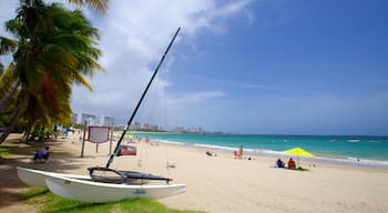 Isla Verde mostrando vela, una playa y embarcaciones