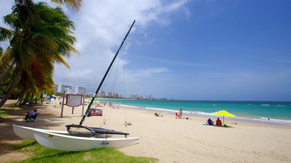 Isla Verde mettant en vedette plage de sable, voile et navigation