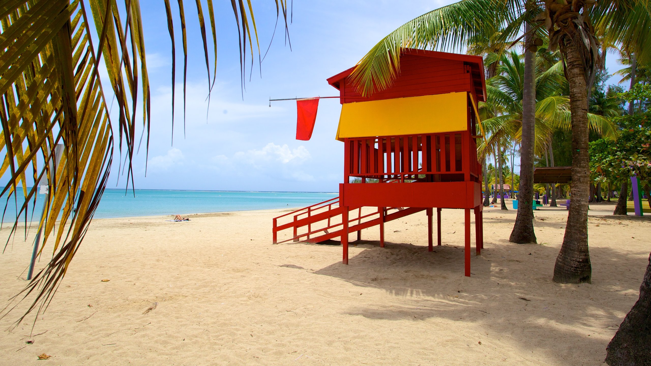 Spiaggia di Luquillo mostrando spiaggia sabbiosa