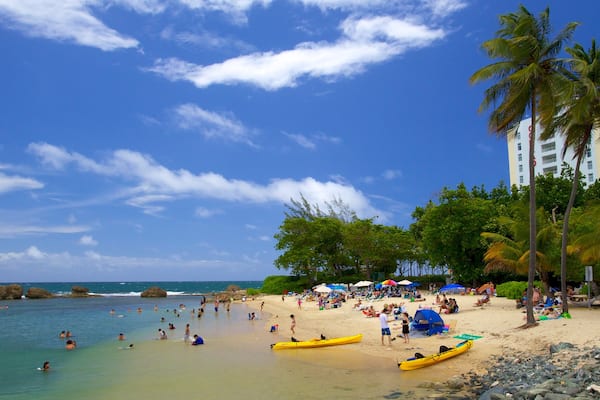 Condado-Strand welches beinhaltet tropische Szenerien, Sandstrand und Kajak- oder Kanufahren