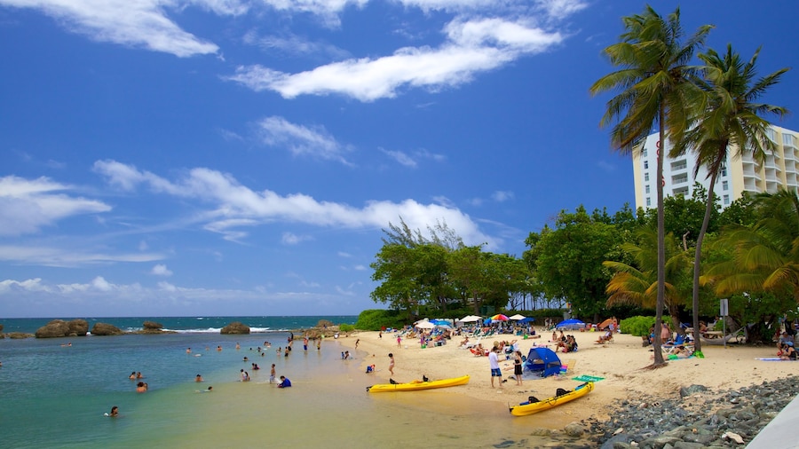 Condado Strand som viser en strand, kajaksejlads eller kanosejlads og tropiske områder