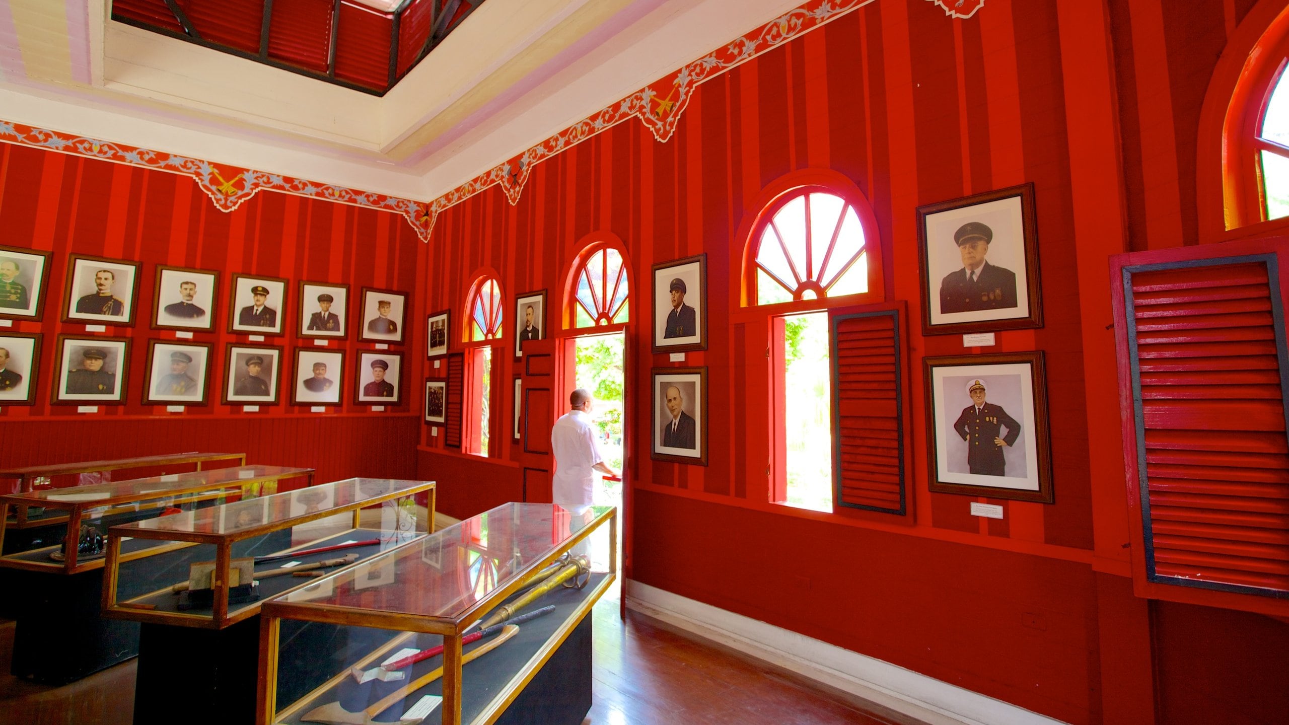 Parque de Bombas showing interior views