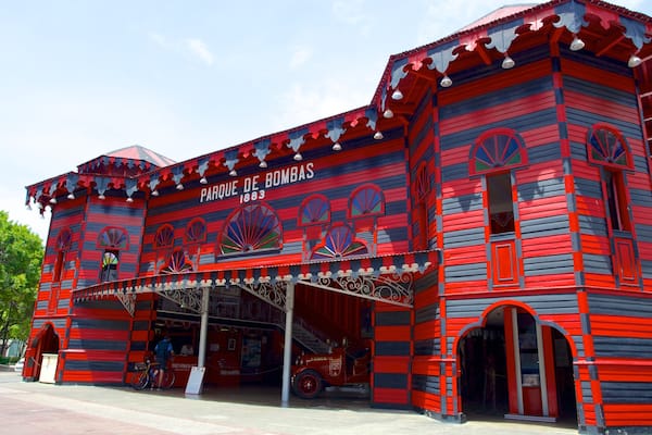 Parque de Bombas which includes street scenes