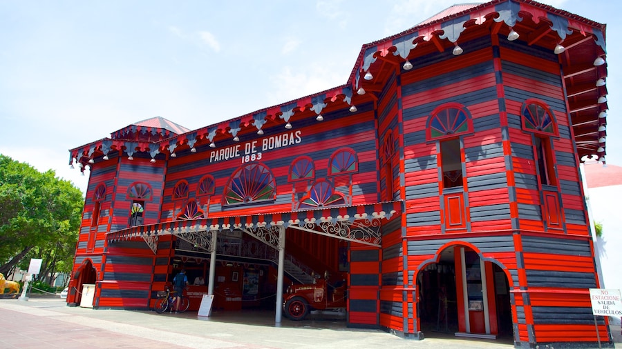 Parque de Bombas featuring street scenes