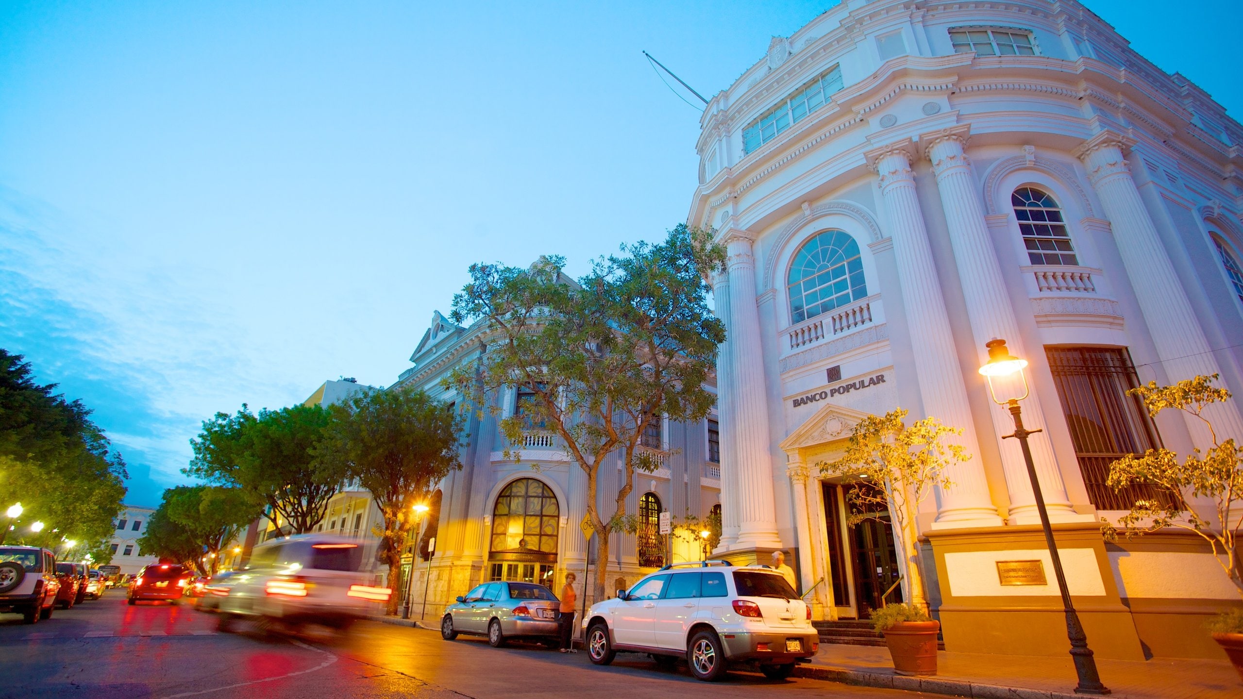 Parque de Bombas which includes street scenes and night scenes