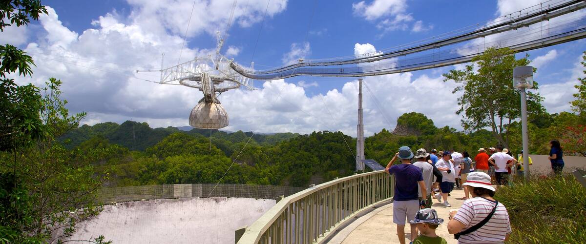 Observatorio de Arecibo que incluye un observatorio y un puente
