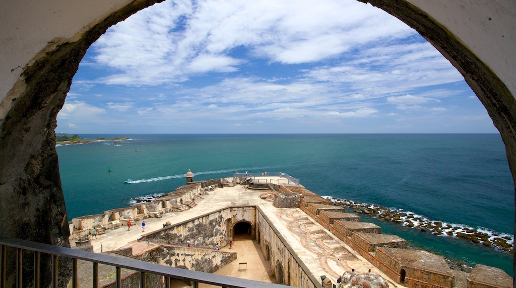 Castillo de San Felipe del Morro ofreciendo elementos del patrimonio y vistas generales de la costa