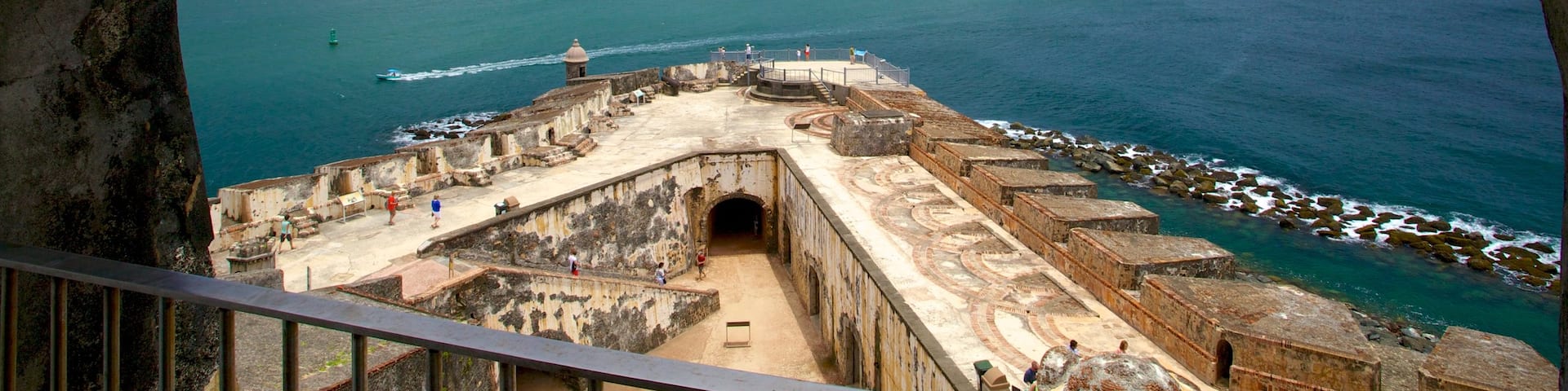 El Morro which includes general coastal views and heritage elements