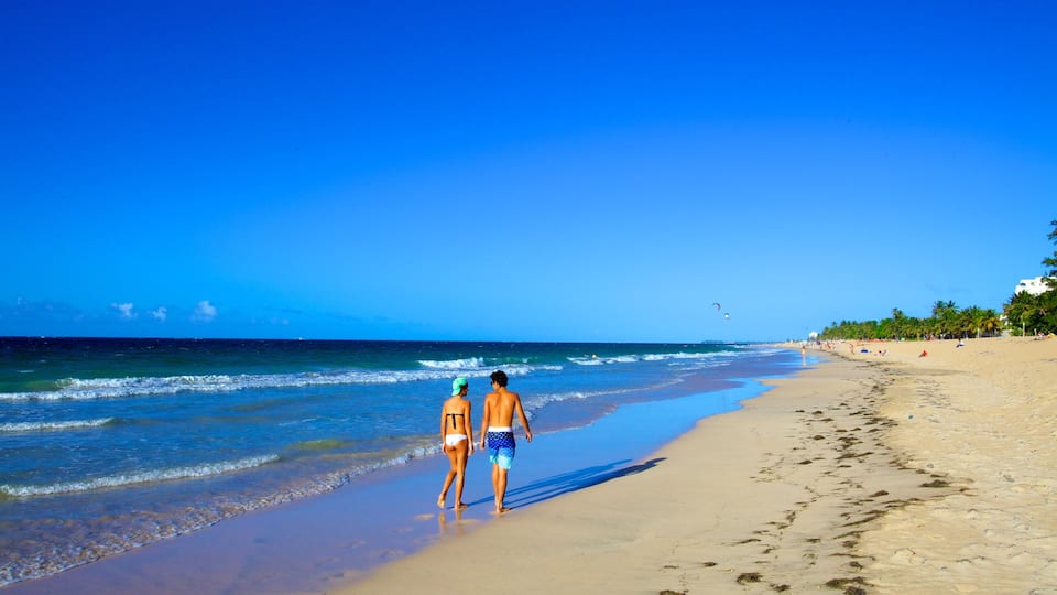 San Juan ofreciendo una playa de arena y también una pareja