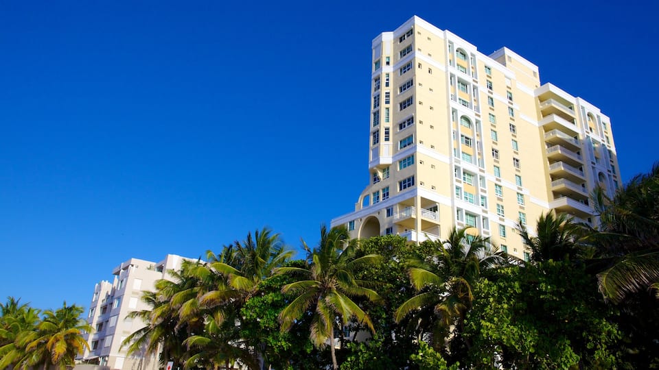 San Juan ofreciendo un edificio de gran altura, escenas tropicales y una ciudad