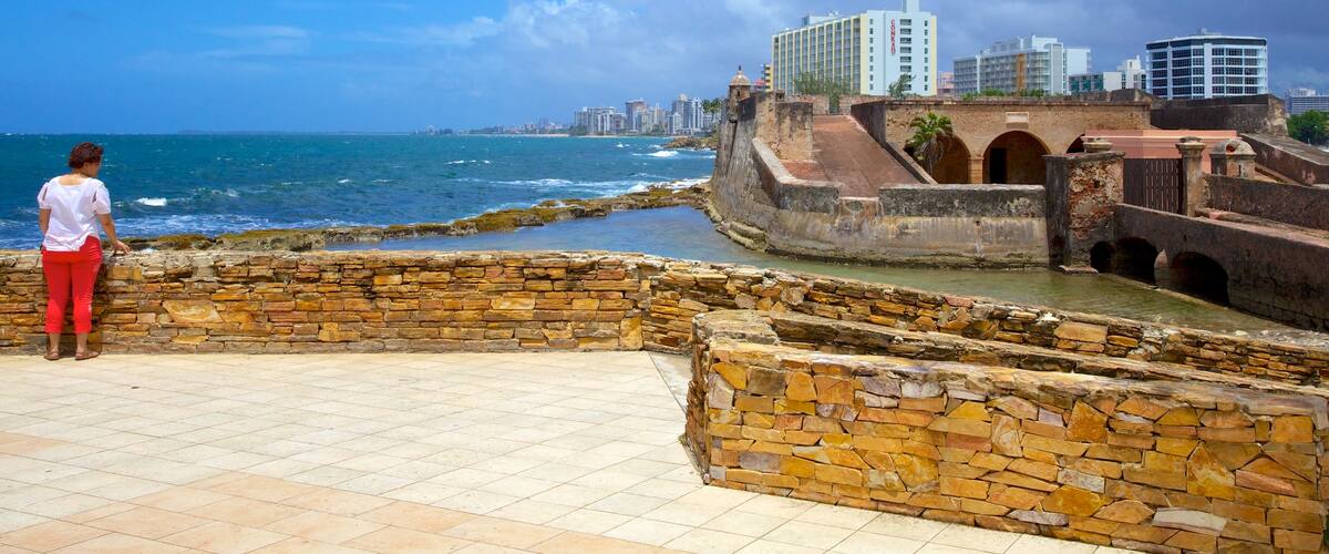 Fuerte San Jerónimo ofreciendo elementos del patrimonio, vistas y vistas generales de la costa