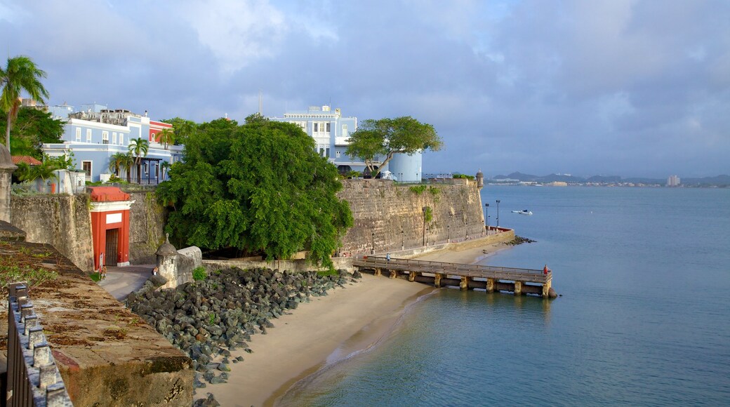 San Juan que inclui uma cidade litorânea e uma praia