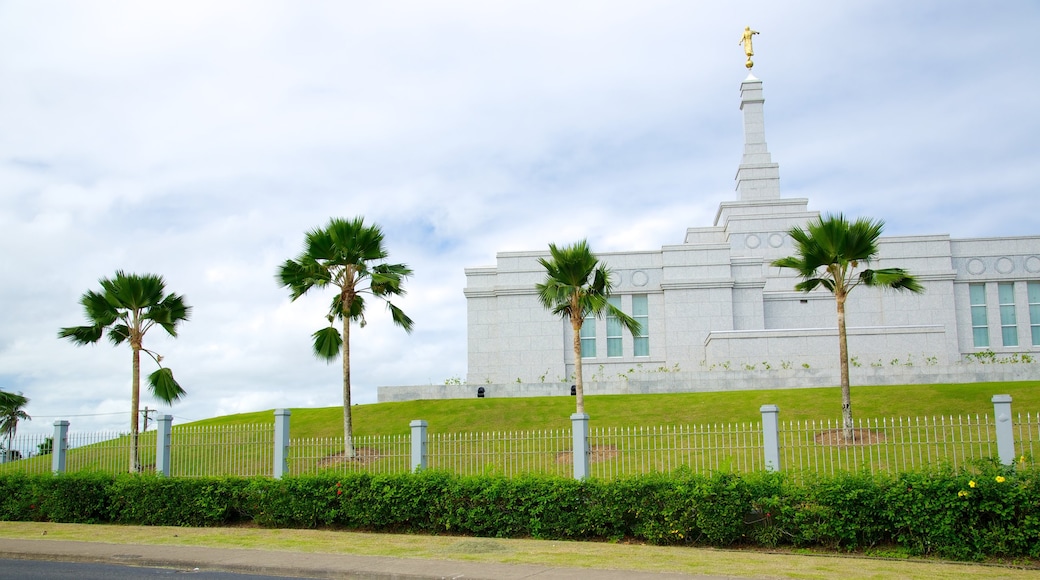 Suva ofreciendo elementos patrimoniales, un jardín y una iglesia o catedral