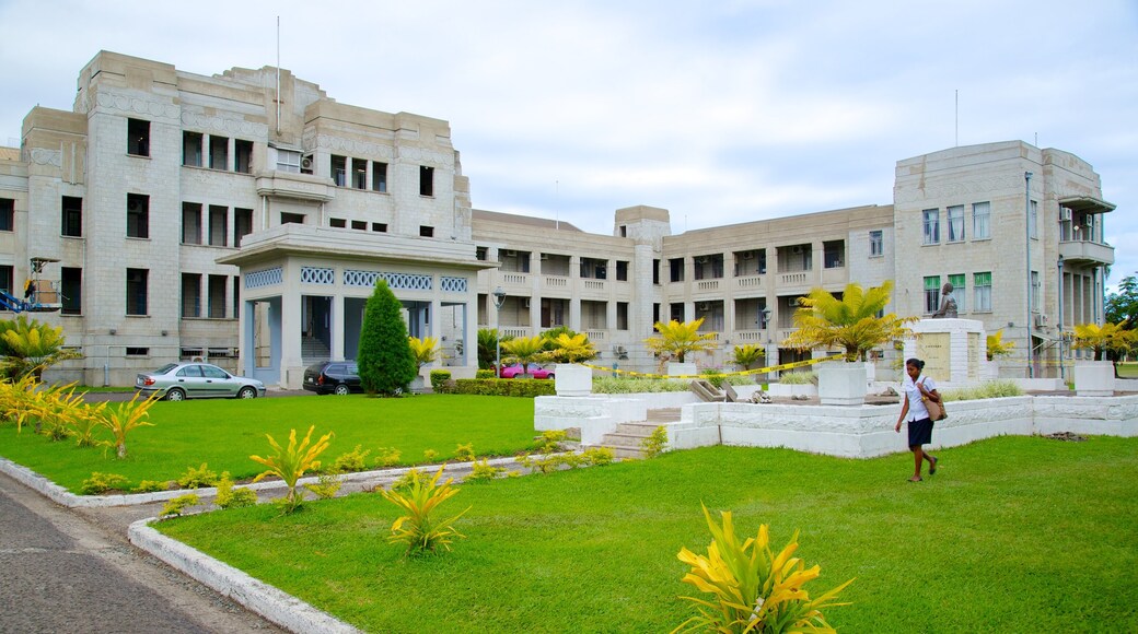 Suva mettant en vedette jardin et patrimoine historique aussi bien que femme