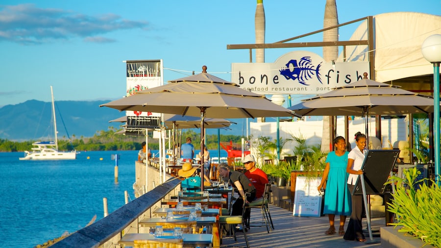 Port Denarau que incluye comidas al aire libre, escenas cotidianas y vistas de una costa