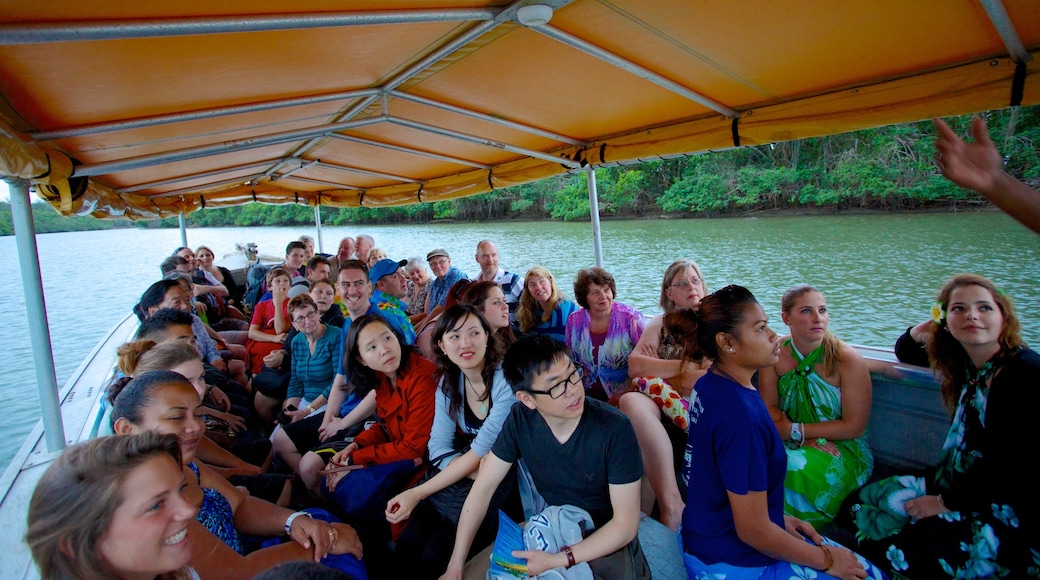 Robinson Crusoe Island which includes general coastal views and boating as well as a large group of people