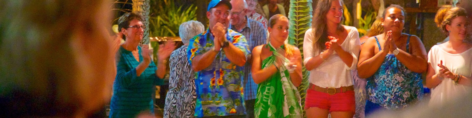 Robinson Crusoe Island das einen Performance-Kunst und Nachtleben sowie große Menschengruppe