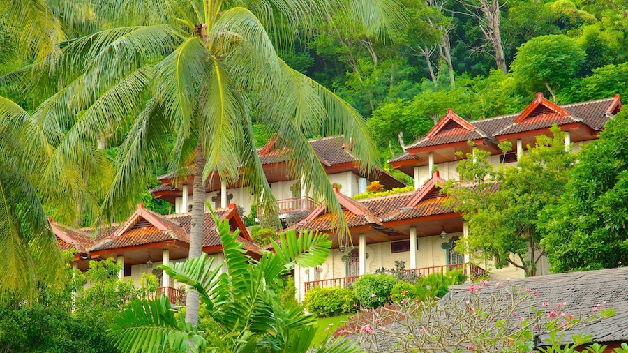Senggigi showing heritage architecture, a house and tropical scenes